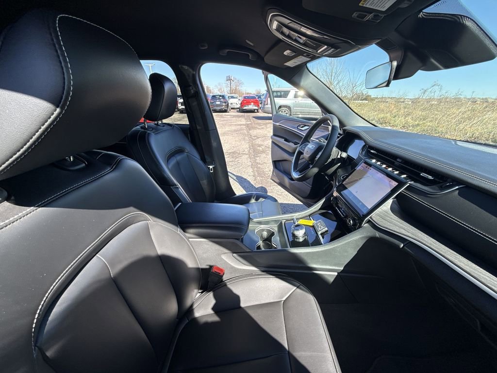 Used 2025 Jeep Grand Cherokee Limited image 15