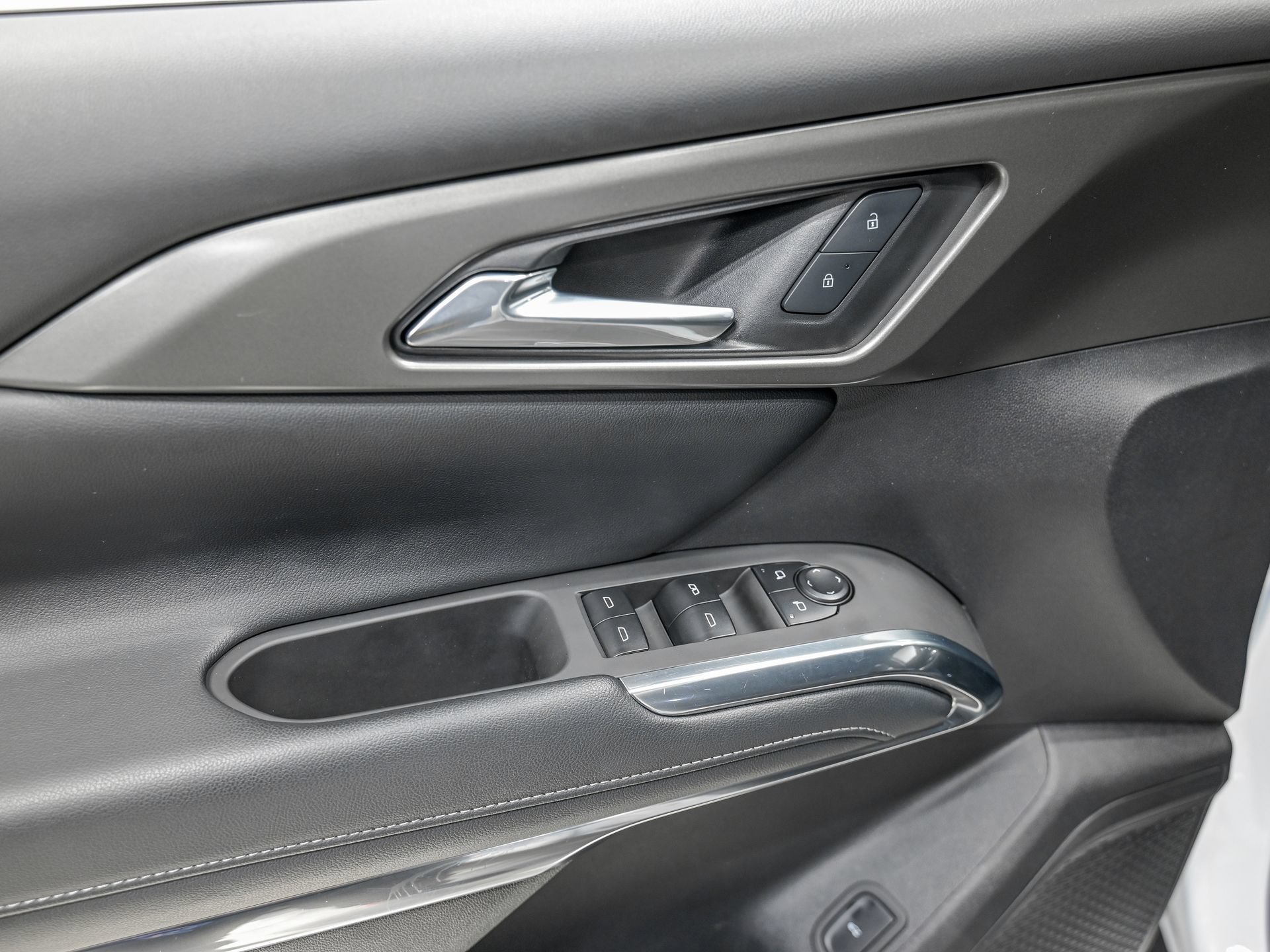 Used 2025 Chevrolet Traverse LT FWD image 13