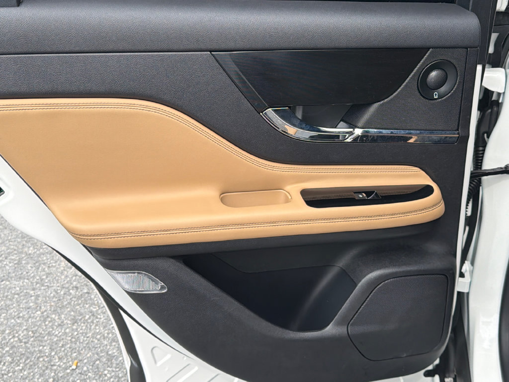 Used 2022 Lincoln Corsair Reserve w/ Luxury Package FWD image 22