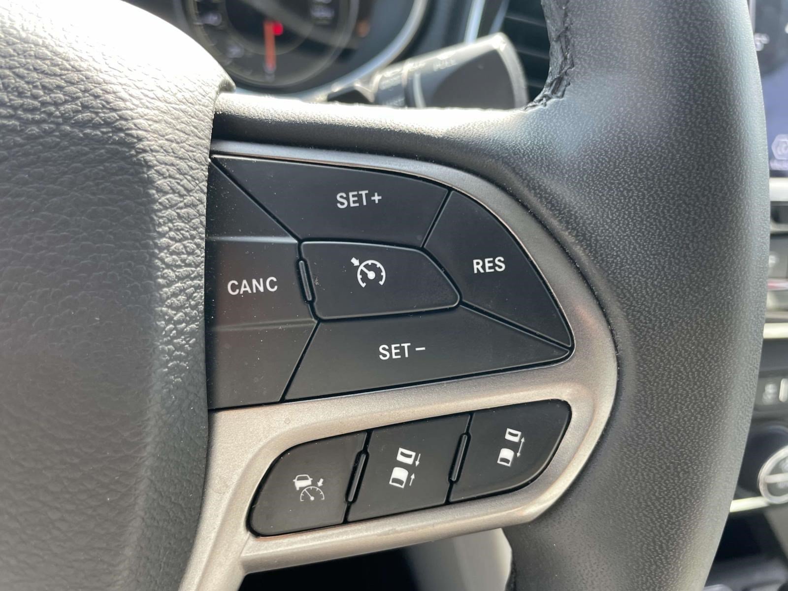 Used 2022 Jeep Cherokee Limited AWD/4WD image 21