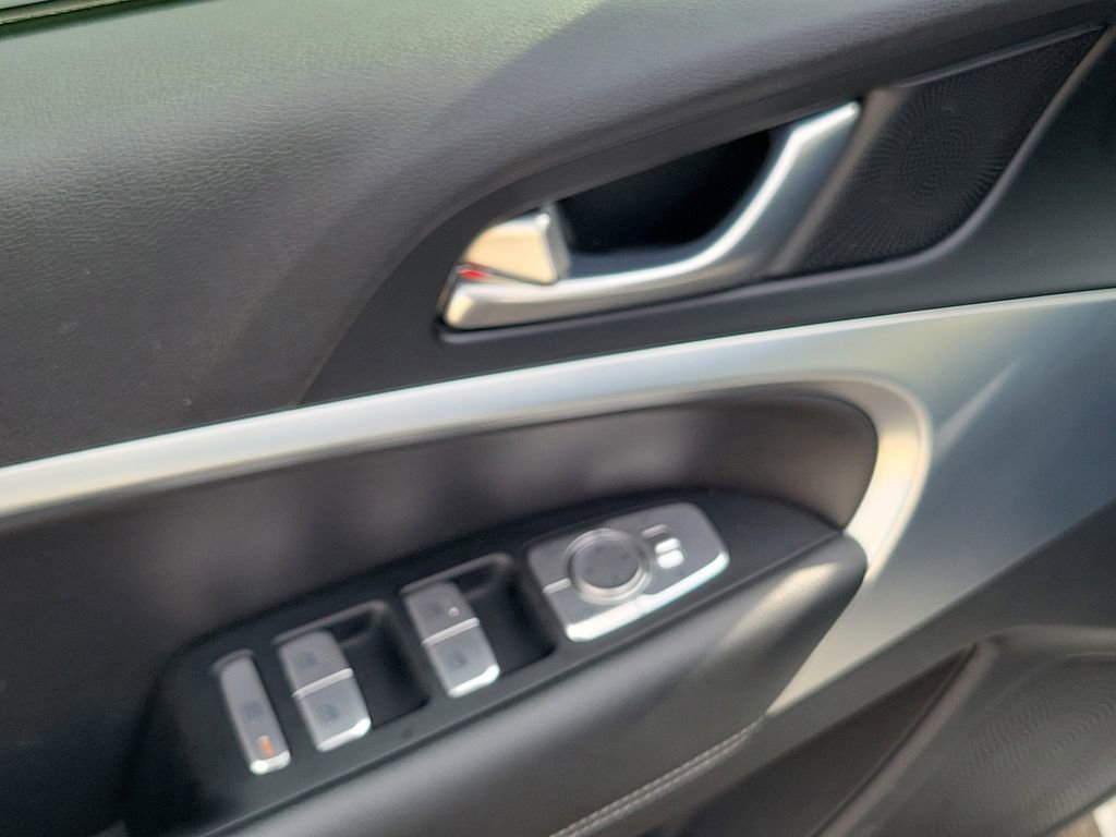 Used 2023 Genesis G70 2.0T image 15