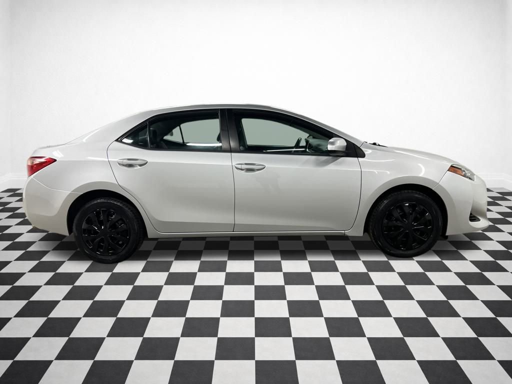Used 2019 Toyota Corolla LE image 2