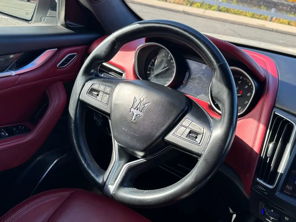 Used 2019 Maserati Levante GranLusso image 11