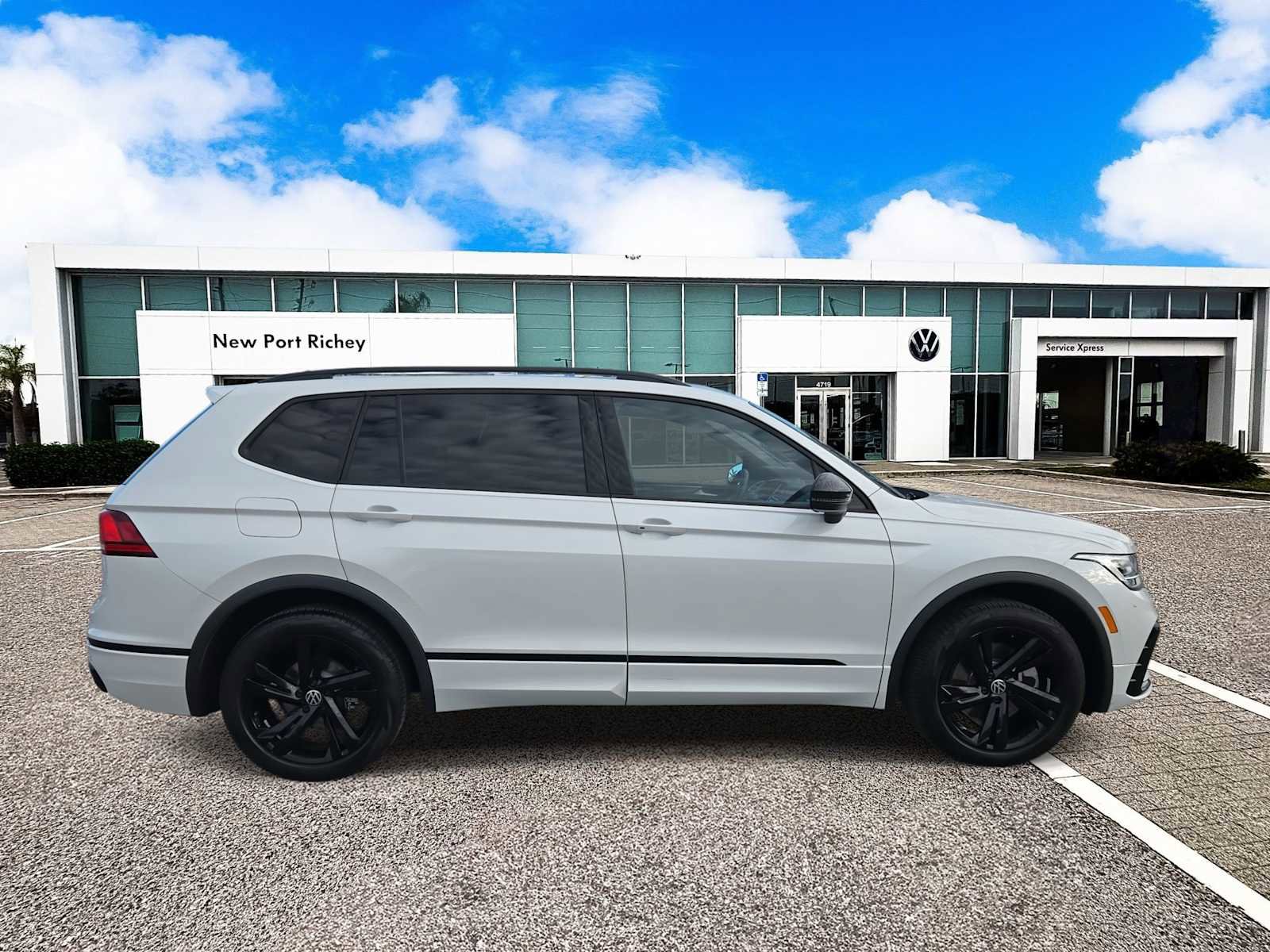 Used 2023 Volkswagen Tiguan SE R-Line image 9