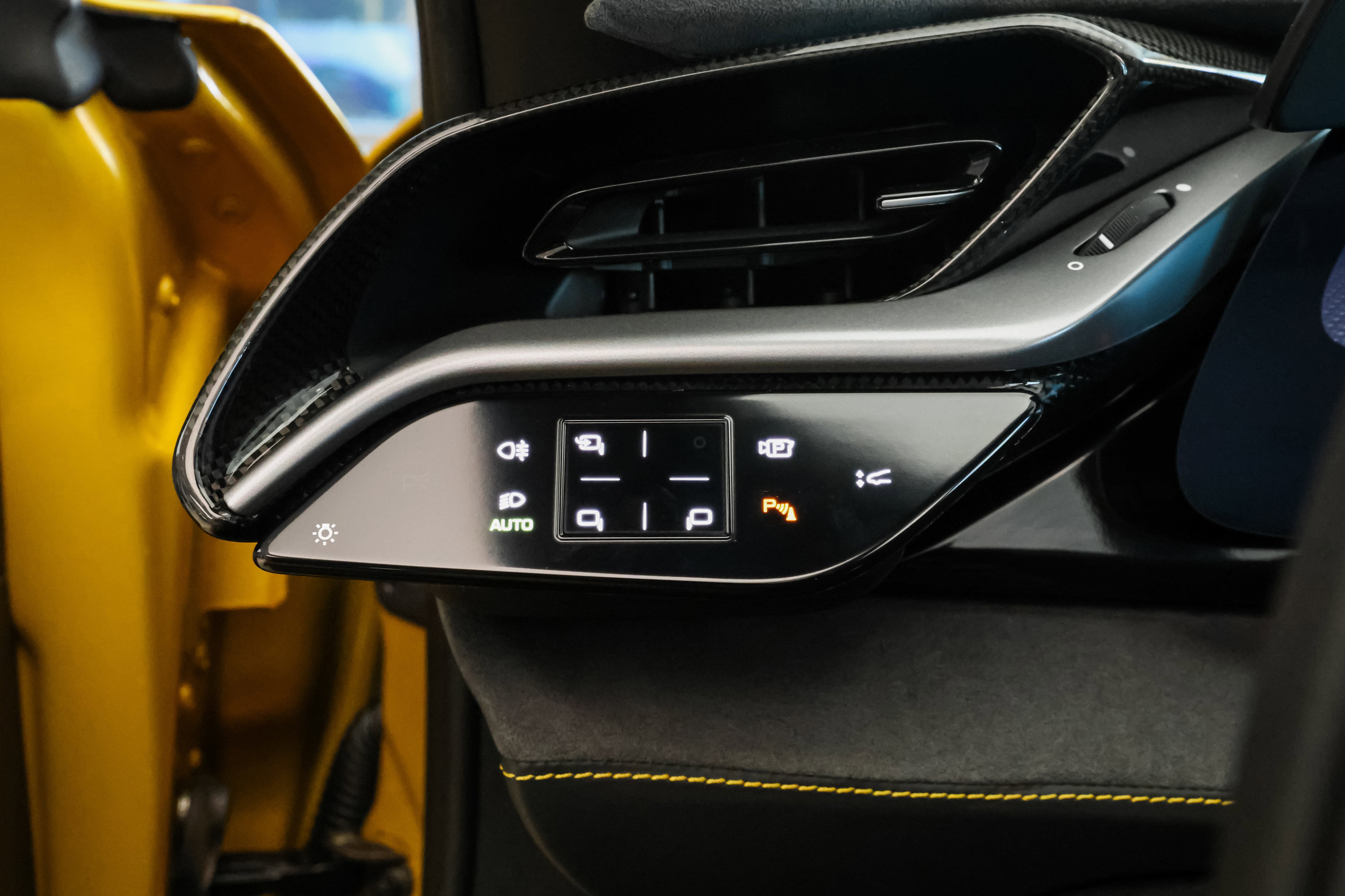 Used 2024 Ferrari SF90 Spider image 31