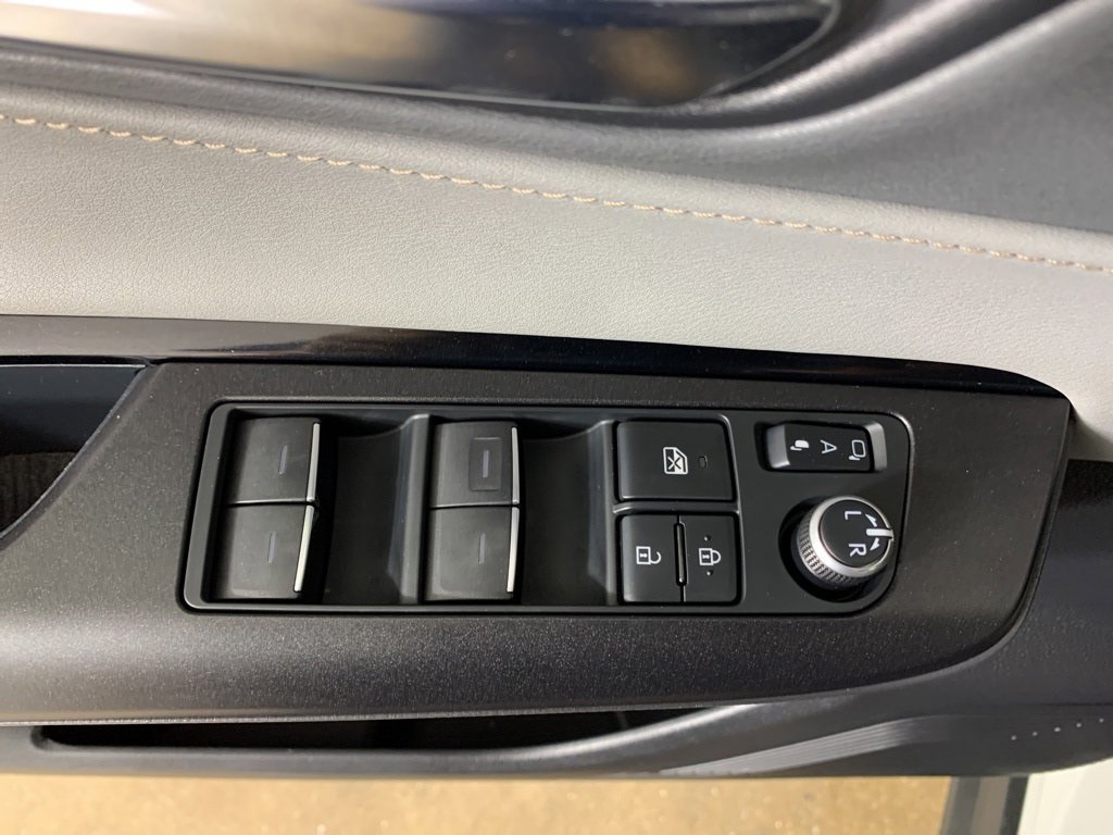 Used 2021 Toyota Venza LE image 16