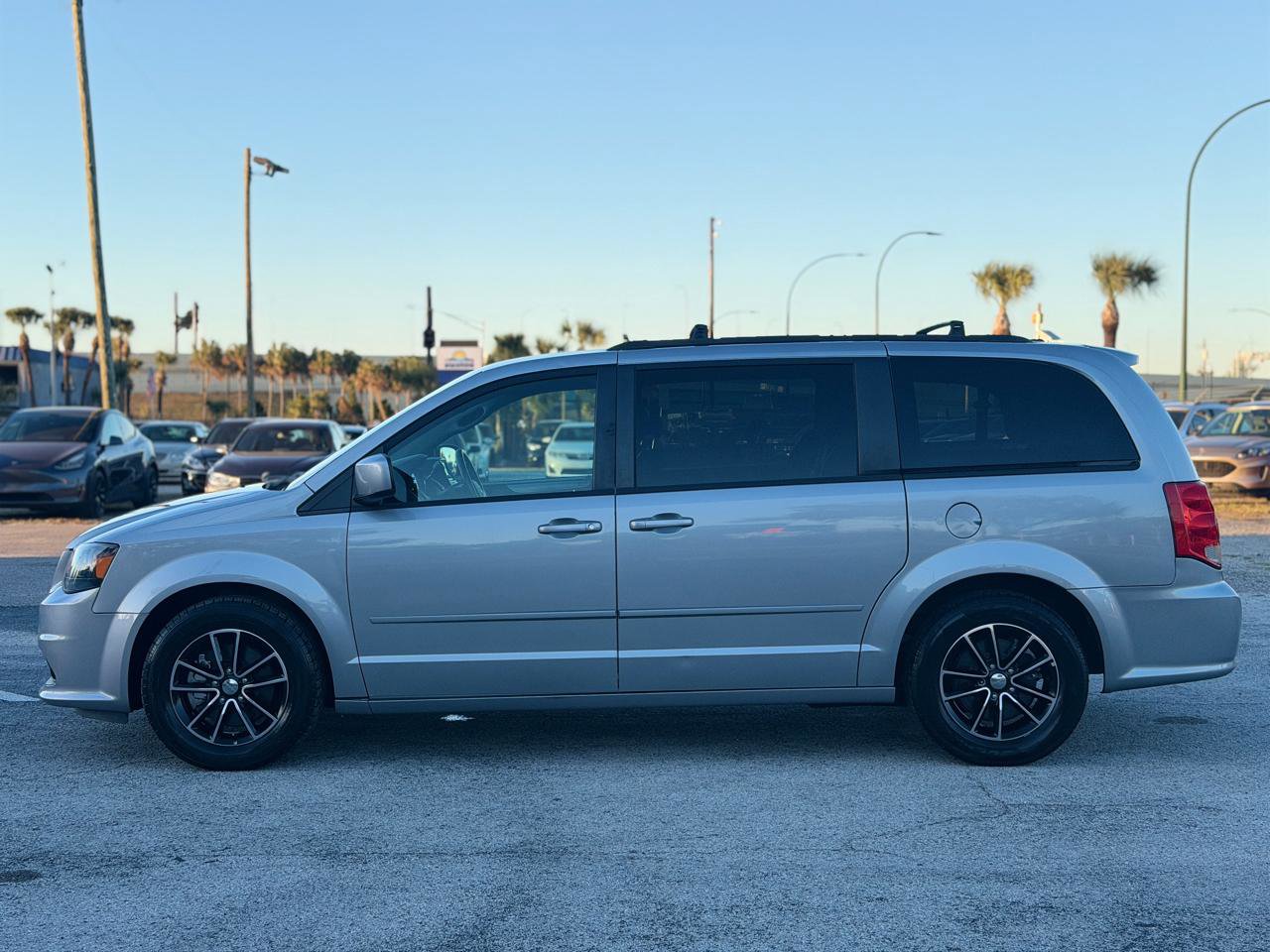 Used 2017 Dodge Grand Caravan GT image 2