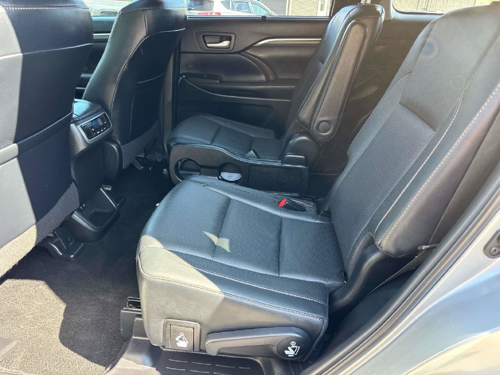 Used 2019 Toyota Highlander Limited AWD/4WD image 9