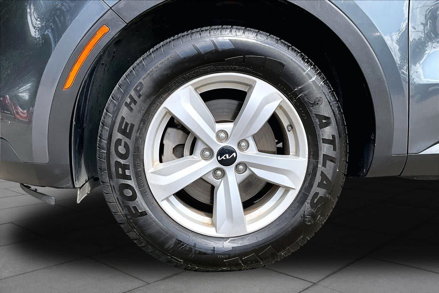 Used 2023 Kia Sorento LX FWD image 11