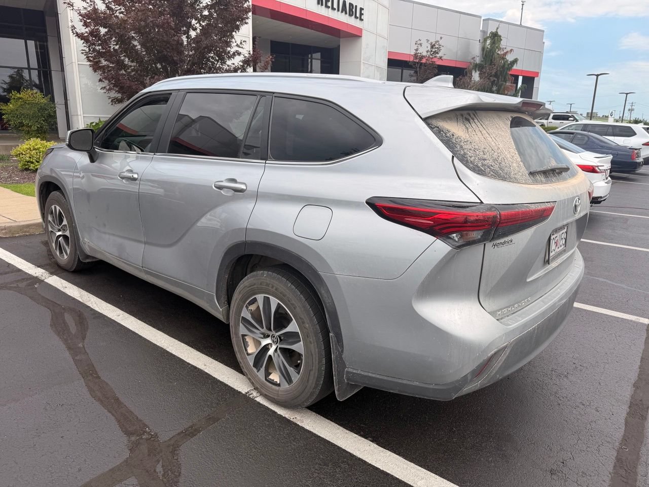 Used 2023 Toyota Highlander XLE AWD/4WD image 5