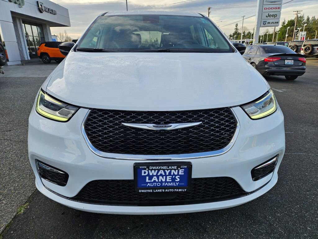 Used 2024 Chrysler Pacifica Touring-L image 8