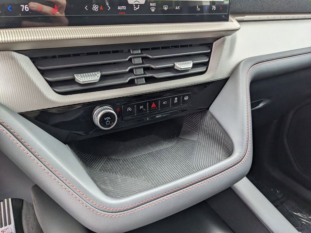 Used 2025 Ford Explorer Active image 26