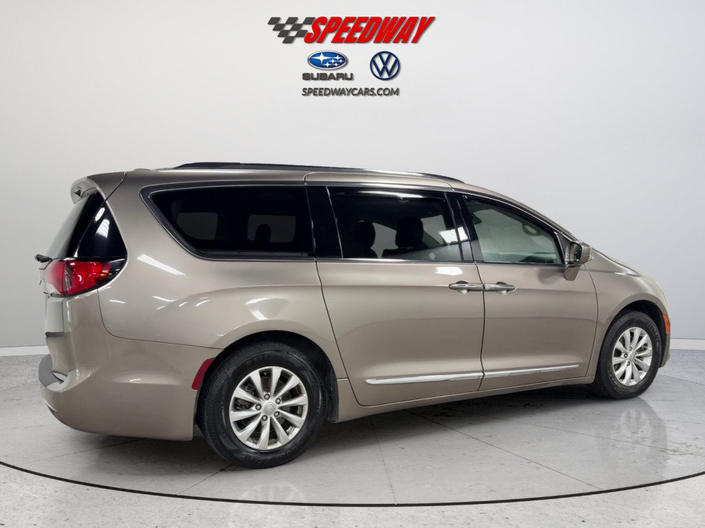 Used 2018 Chrysler Pacifica Touring-L FWD image 5