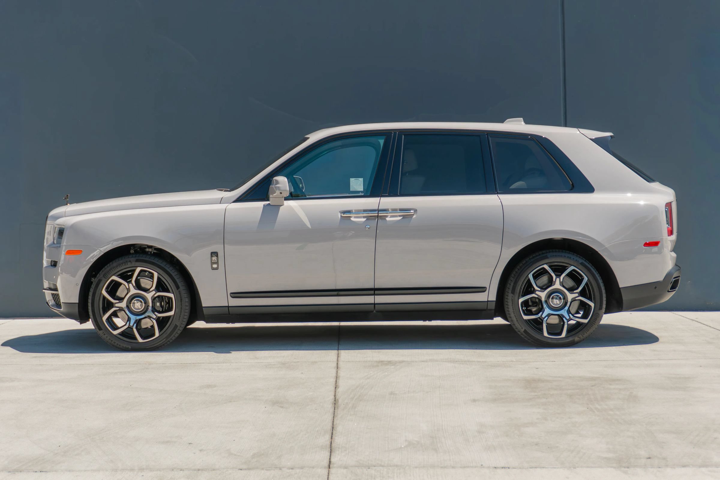 Used 2024 Rolls-Royce Cullinan Black Badge AWD/4WD image 2