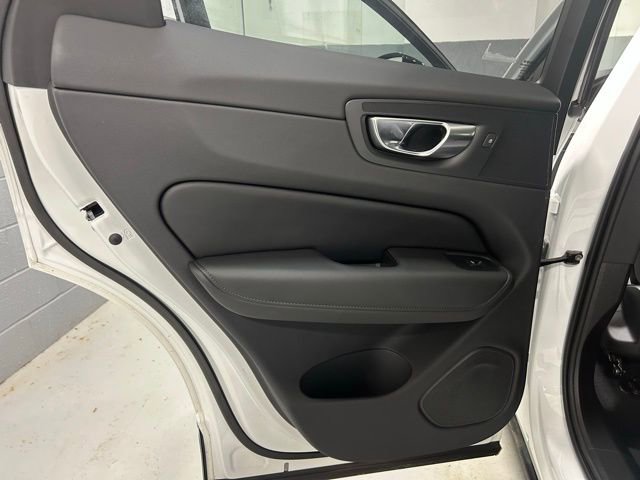 Used 2025 Volvo XC60 B5 Plus image 9