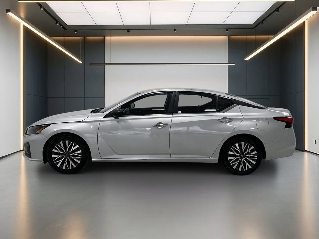 Used 2024 Nissan Altima 2.5 SV FWD image 2