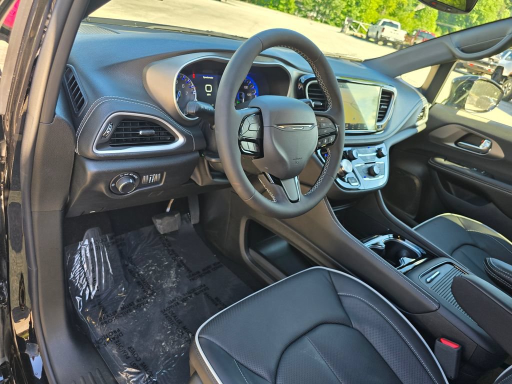 New 2027 Chrysler Pacifica Limited w/ S Appearance Package AWD/4WD image 23