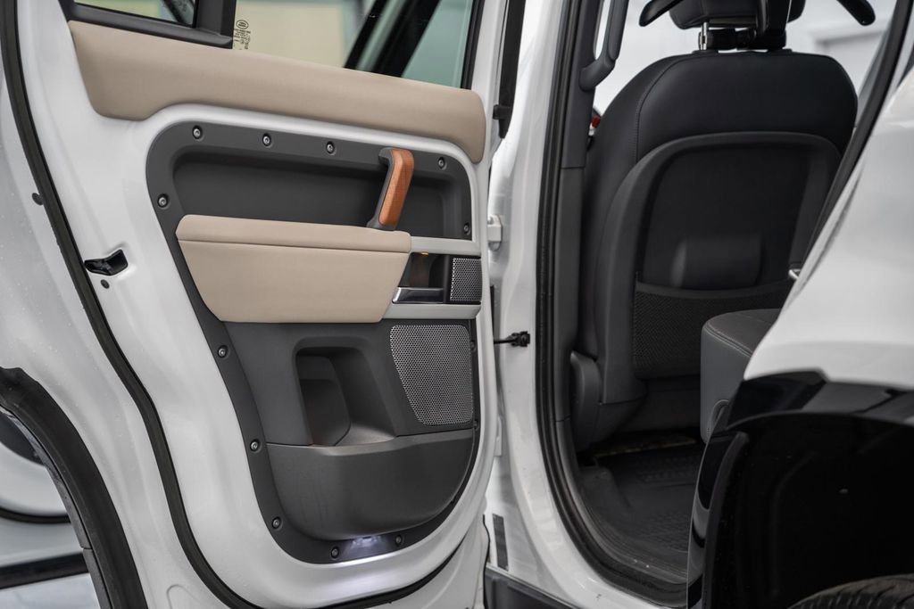 Used 2023 Land Rover Defender 130 X-Dynamic SE image 39