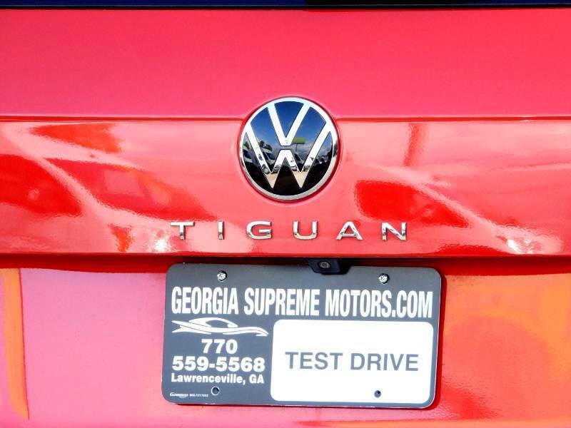 Used 2023 Volkswagen Tiguan SE w/ Panoramic Sunroof Package image 8
