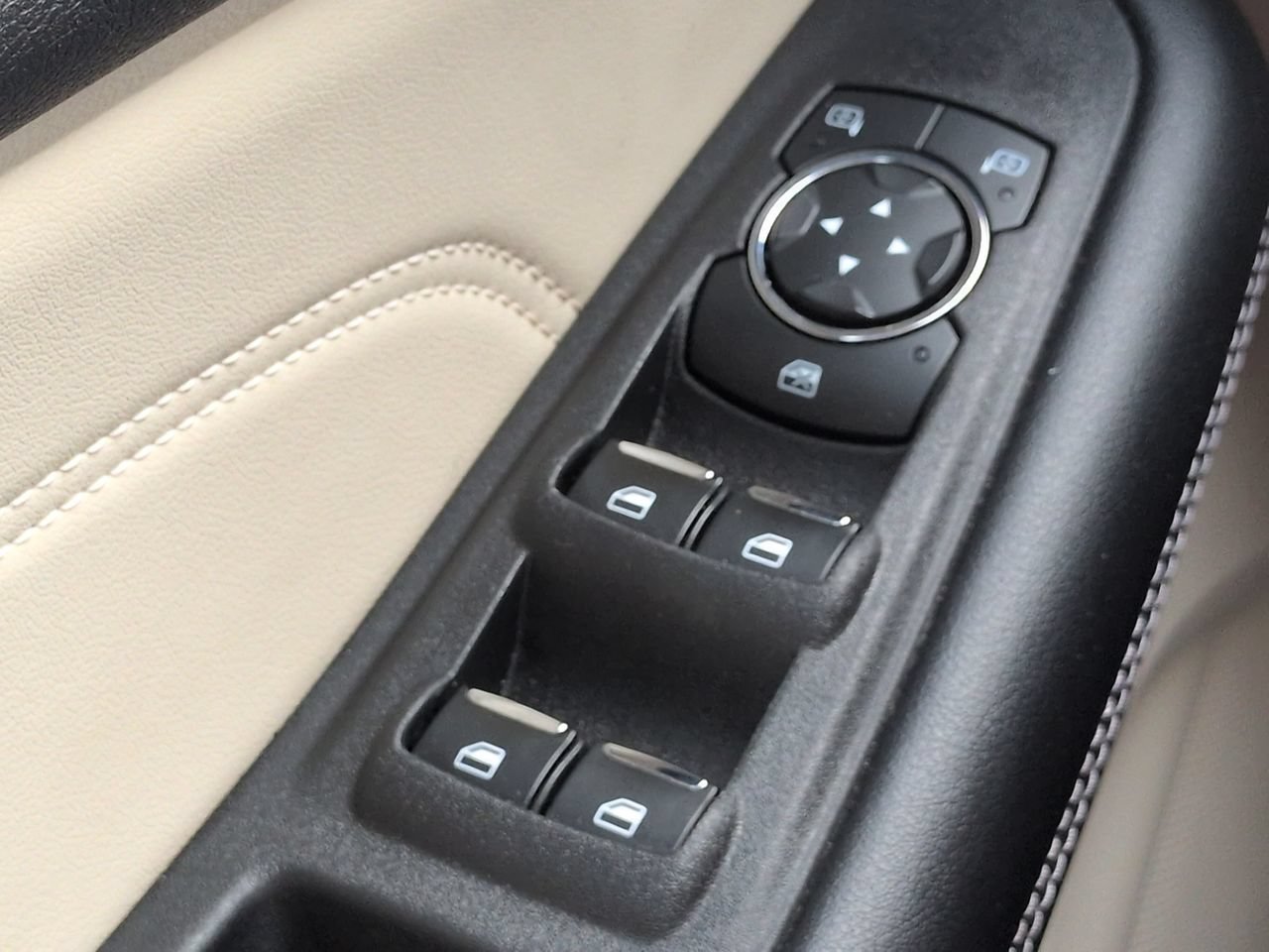 Used 2023 Ford Edge Titanium AWD/4WD image 23