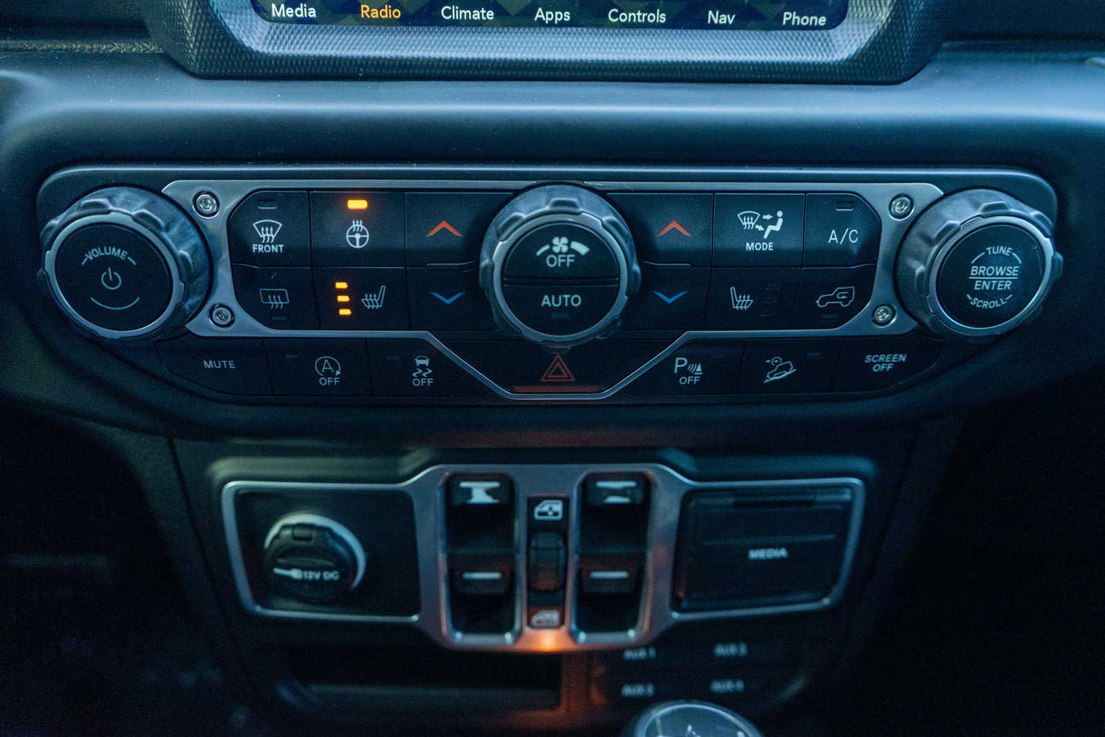 Used 2018 Jeep Wrangler Unlimited Sahara w/ Uconnect 4C Nav & Sound Group image 20