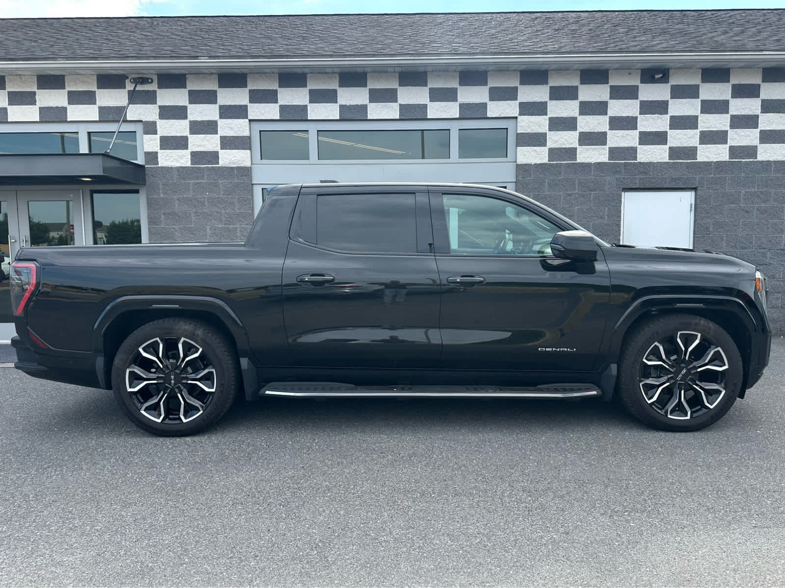 Used 2025 GMC Sierra EV Denali AWD/4WD image 8