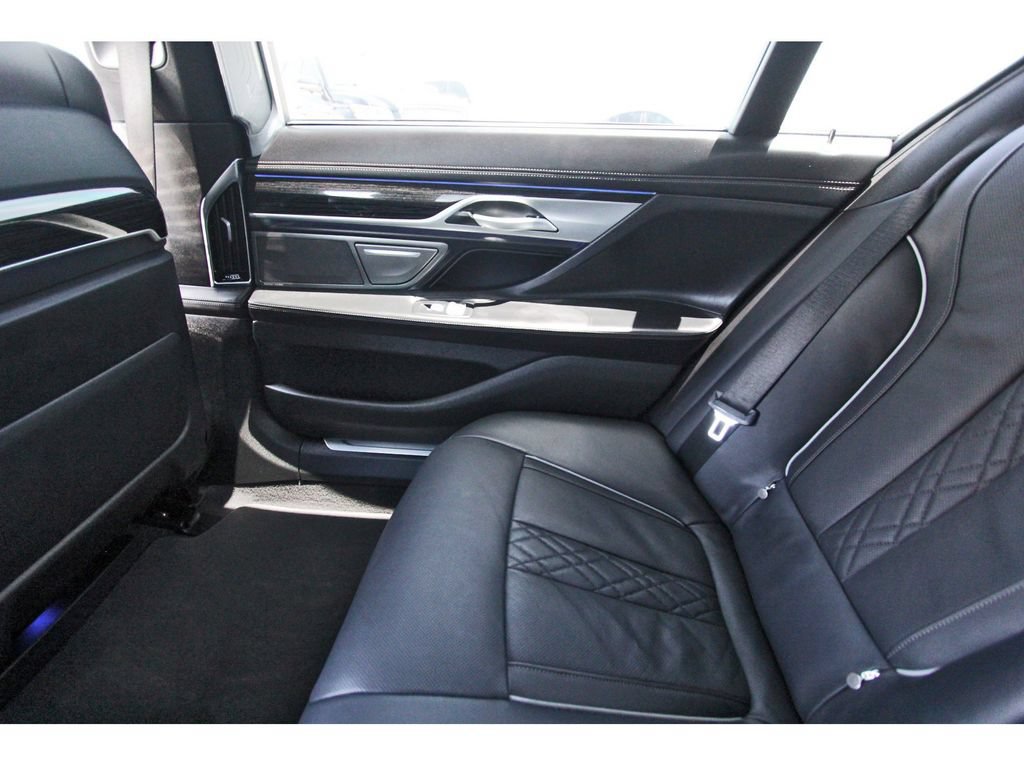 Used 2022 BMW 750i xDrive w/ Executive Package AWD/4WD image 12