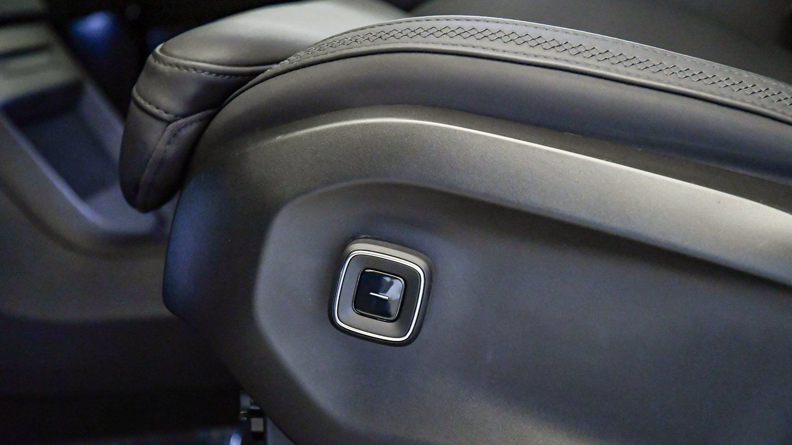 Certified 2025 Volvo EX90 Ultra image 25