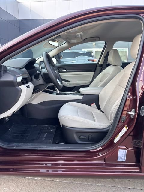 Used 2025 Nissan Altima 2.5 SV FWD image 5