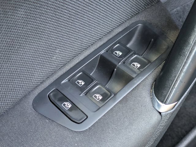 Used 2018 Volkswagen Golf 4-Door FWD image 17