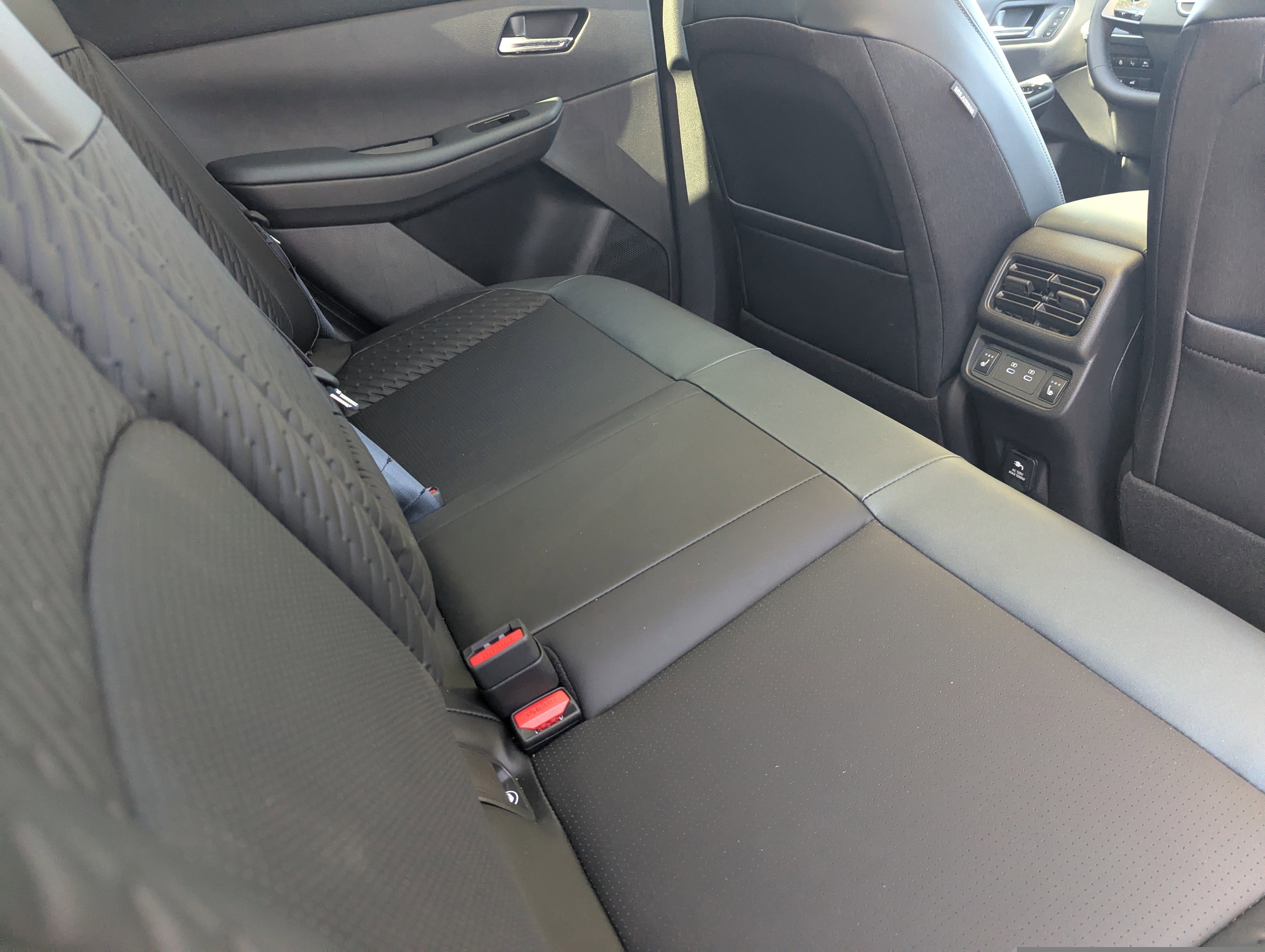 New 2026 Nissan Leaf Platinum+ w/ Cargo Package (Platinum+) FWD image 22