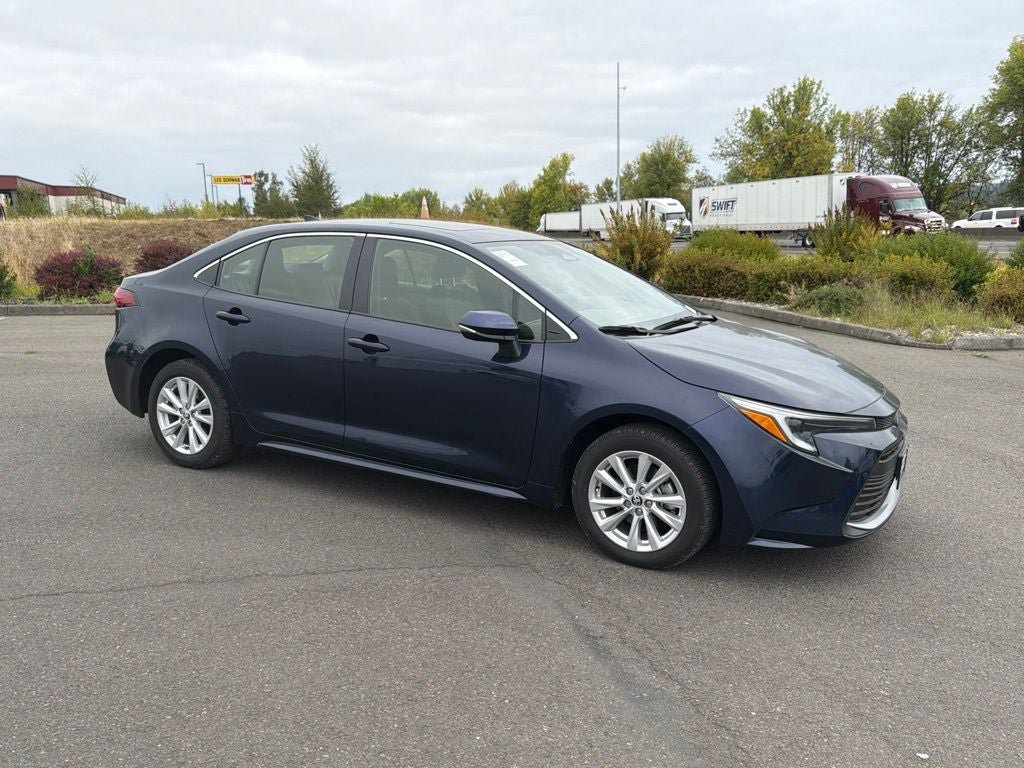 Used 2025 Toyota Corolla XLE FWD image 3