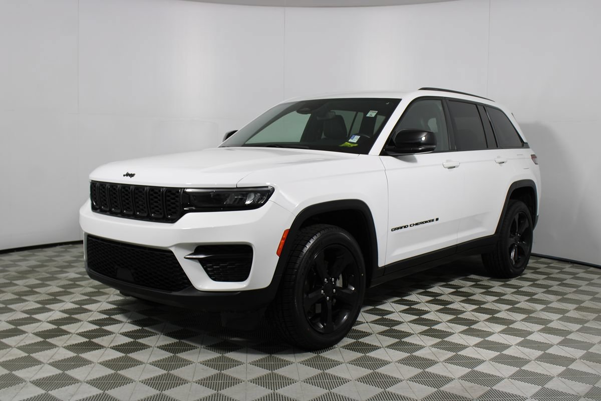 Used 2022 Jeep Grand Cherokee Altitude RWD image 3