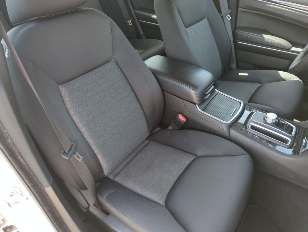 Used 2022 Chrysler 300 Touring image 32