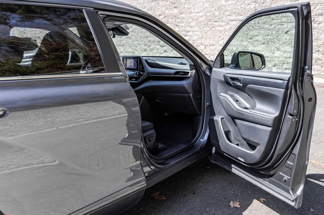 Used 2023 Toyota Highlander XLE AWD/4WD image 16