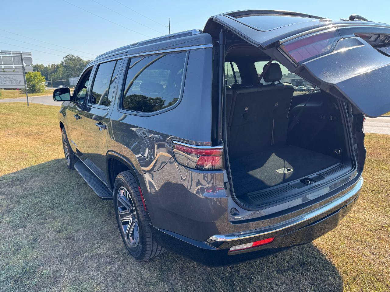 Used 2024 Jeep Wagoneer Series II AWD/4WD image 19
