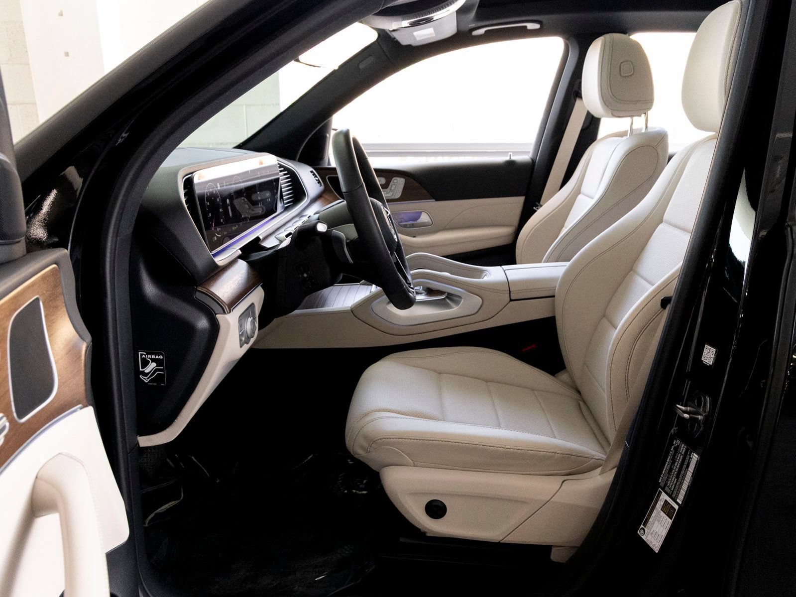 Certified 2025 Mercedes-Benz GLE 450e 4MATIC w/ Driver Assistance Package image 11