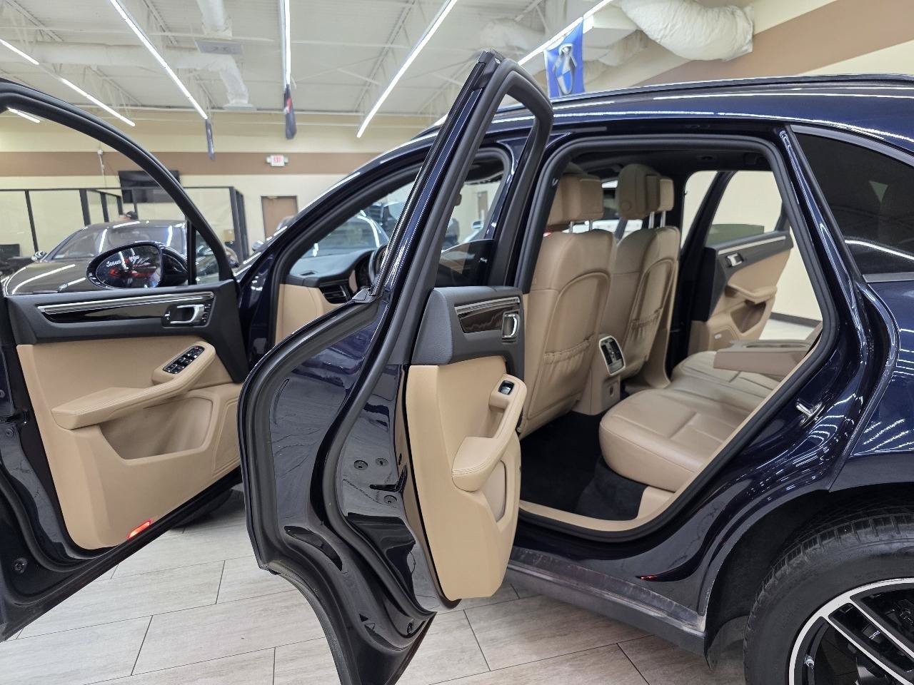 Used 2021 Porsche Macan AWD/4WD image 18