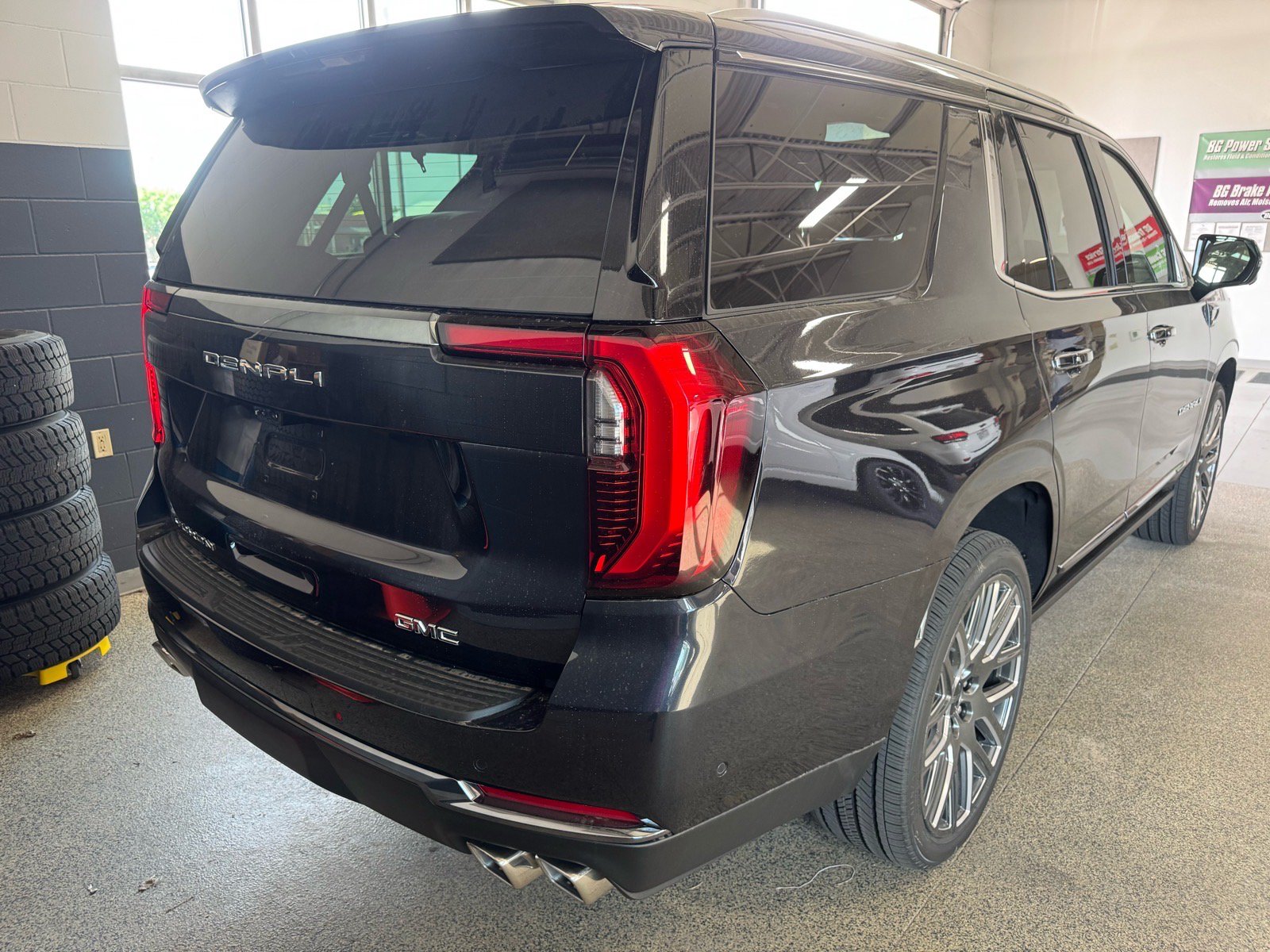 New 2026 GMC Yukon Denali Ultimate w/ LPO, Floor Liner Package AWD/4WD image 5