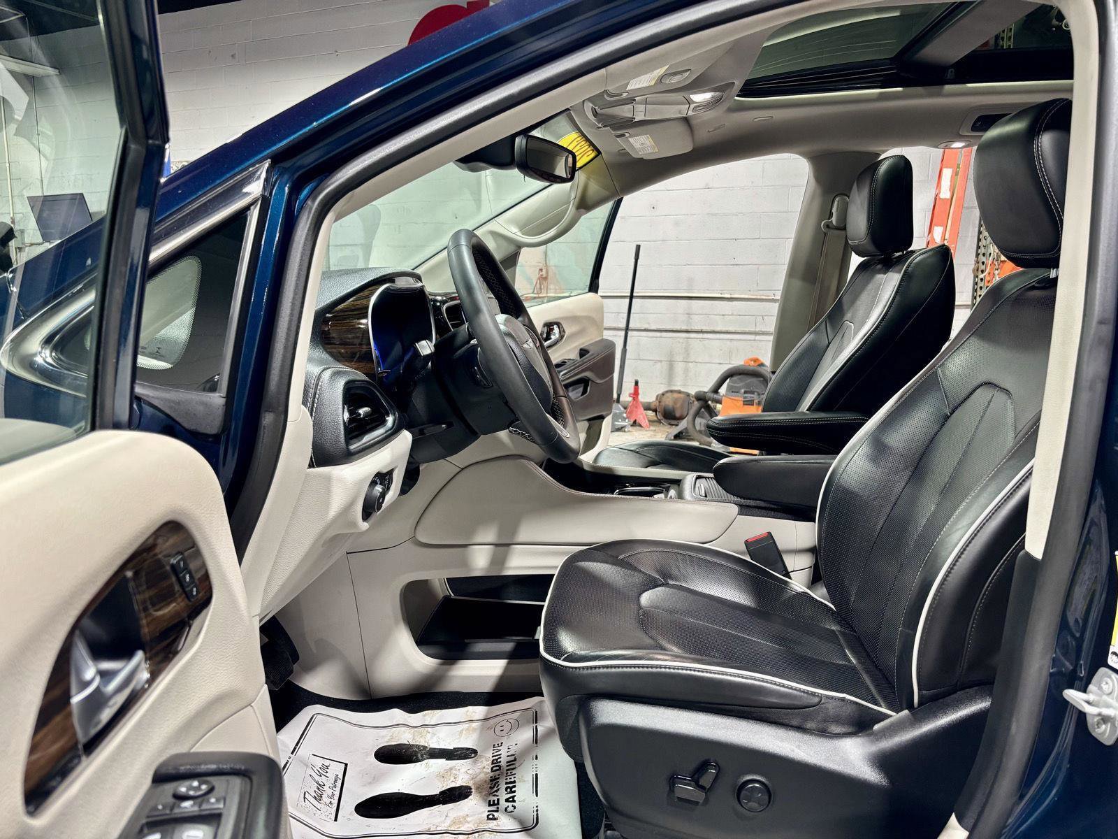 Used 2022 Chrysler Pacifica Limited image 2