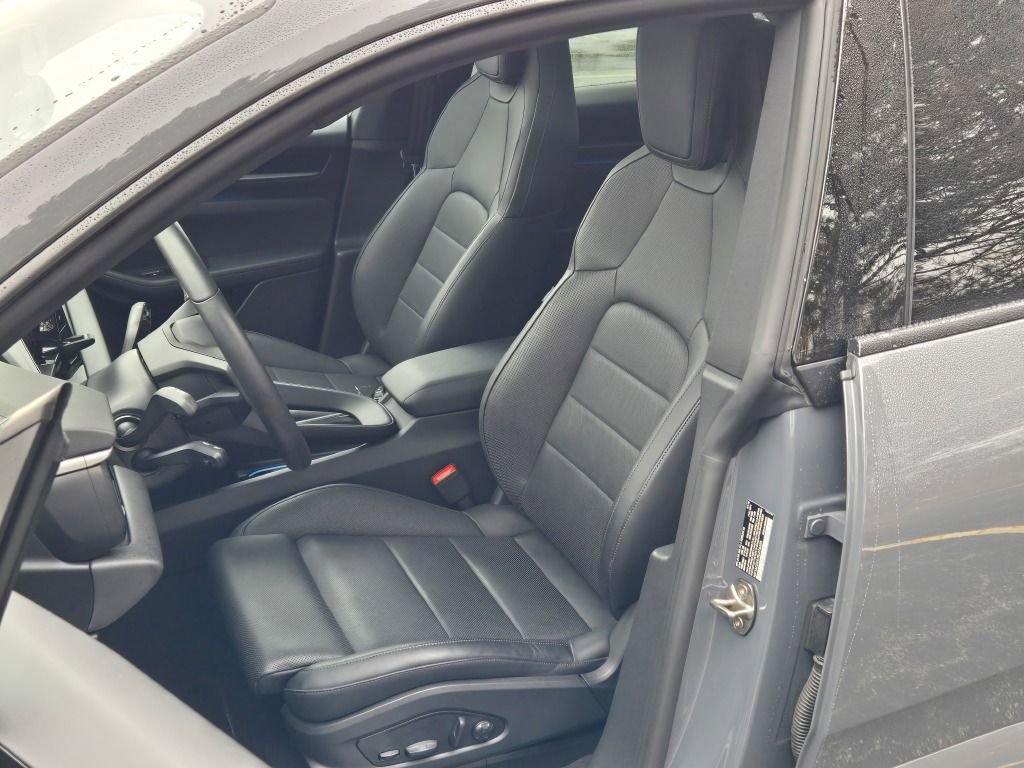 Certified 2025 Porsche Macan Electric image 5