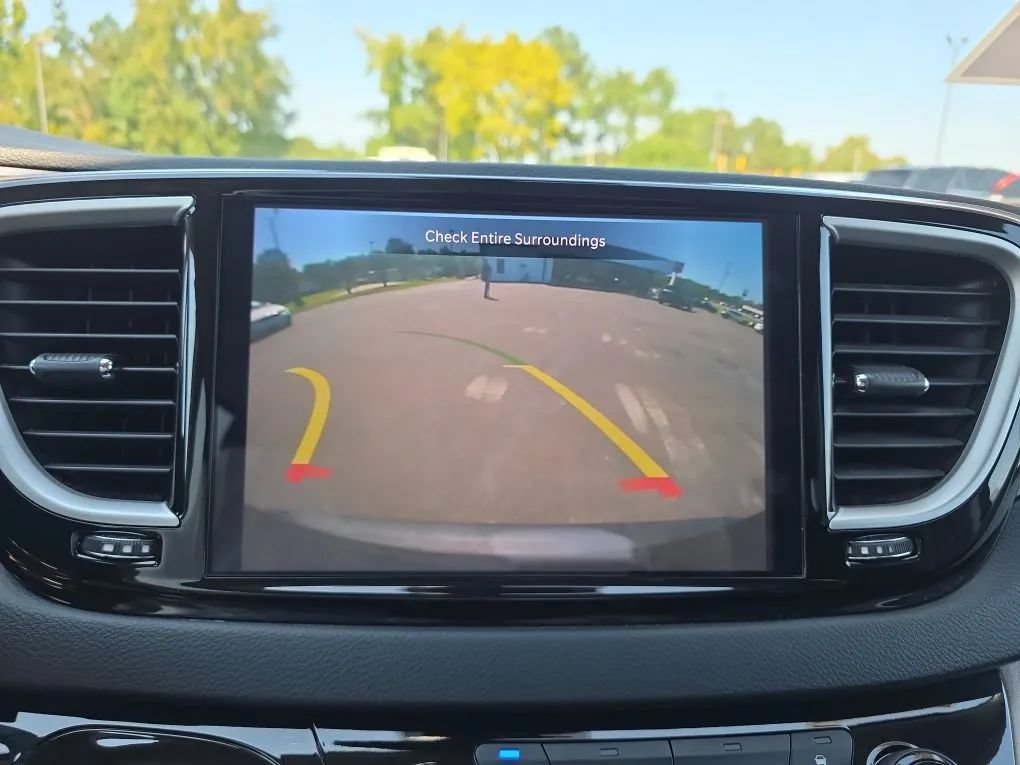 Used 2023 Chrysler Pacifica Touring-L FWD image 30