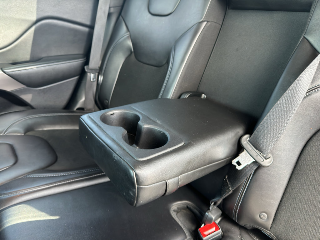 Used 2019 Jeep Cherokee Latitude Plus w/ Cold Weather Group AWD/4WD image 15