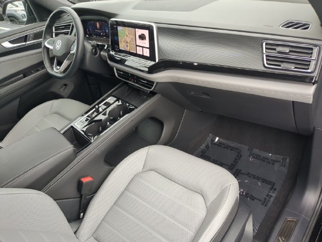 Used 2025 Volkswagen Atlas Cross Sport SEL R-Line AWD/4WD image 16