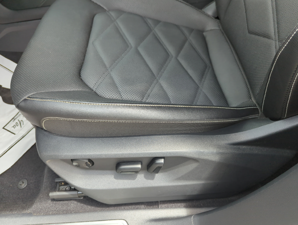 Used 2024 Volkswagen Atlas SE FWD image 37