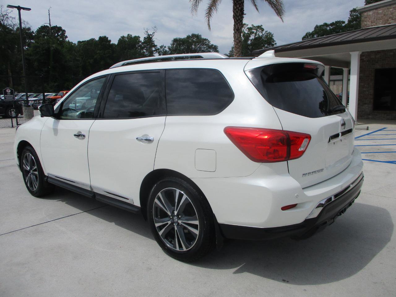 Used 2019 Nissan Pathfinder Platinum FWD image 4