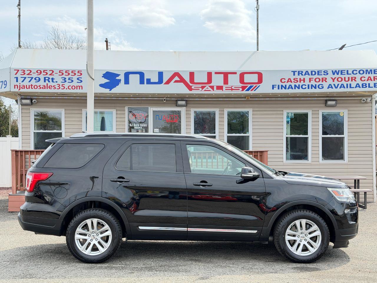Used 2018 Ford Explorer XLT w/ Equipment Group 202A AWD/4WD image 3