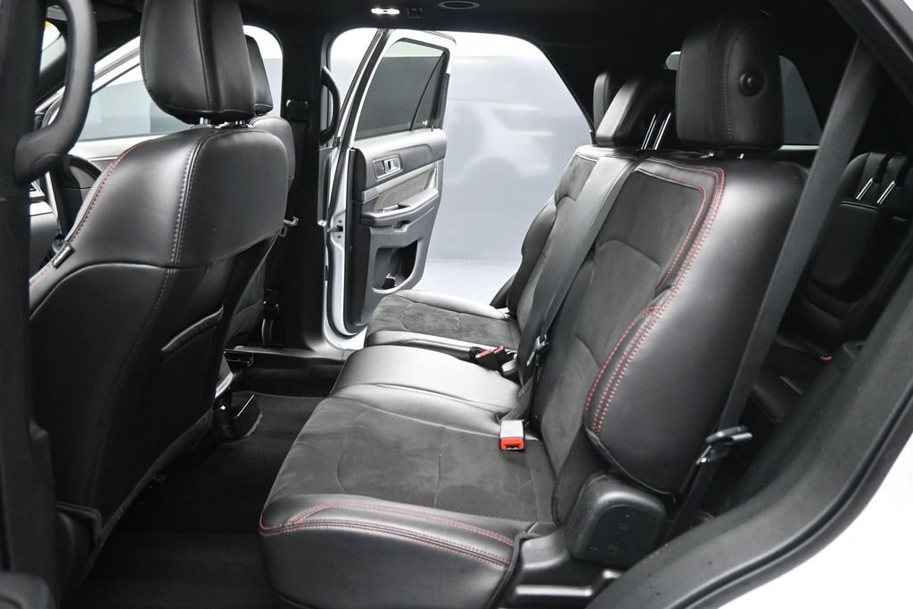 Used 2019 Ford Explorer XLT w/ Equipment Group 202A FWD image 17