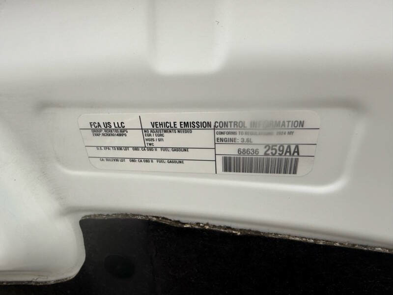 Used 2024 Chrysler Pacifica Touring-L FWD image 24