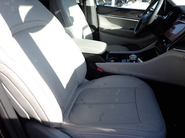 Used 2023 Jeep Grand Cherokee L Overland AWD/4WD image 12